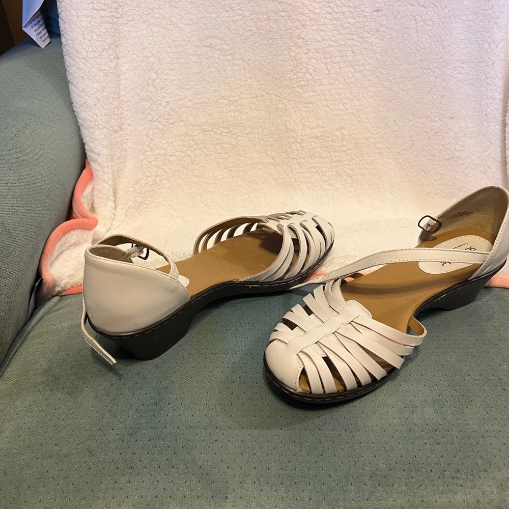 9 Wide Softspot Sandals